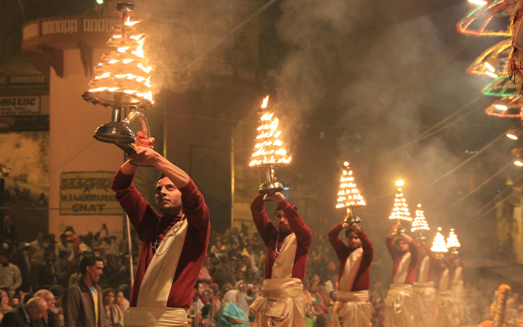Triángulo Dorado con las Huellas de Buda